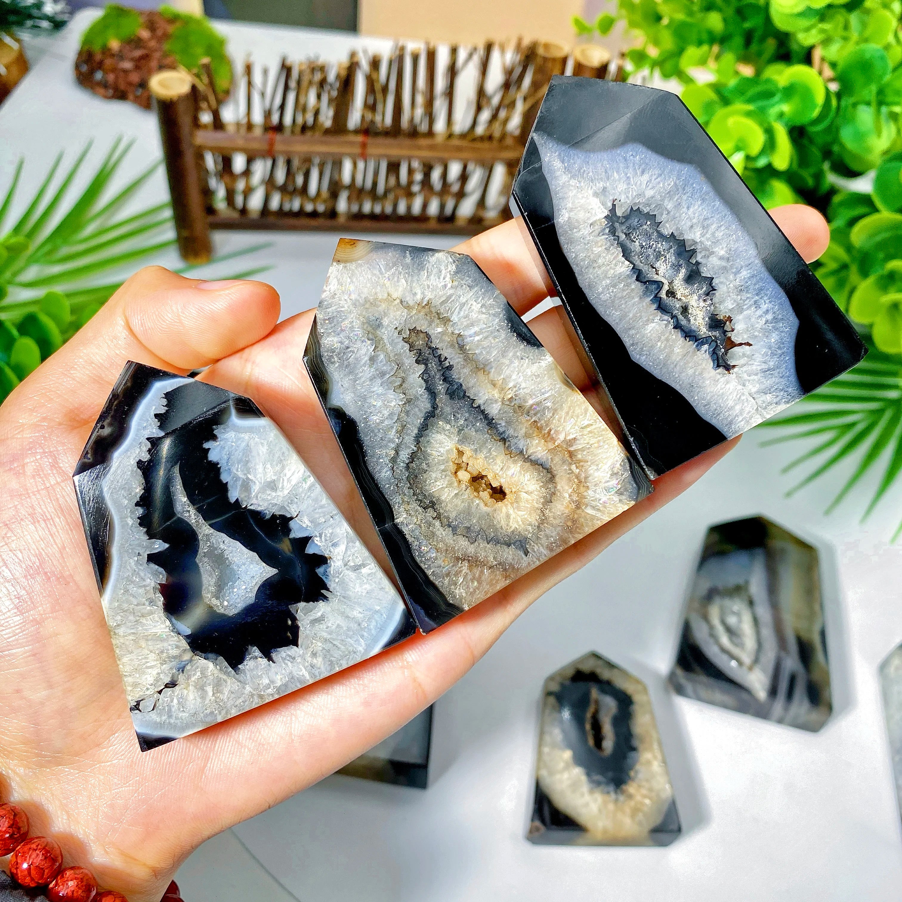 1PC Black Sardonyx Agate Crystal Point – Natural Geode Decor